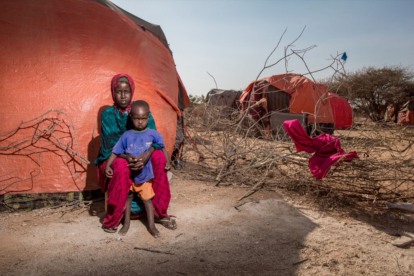 BBC, photo 05. Ubah and her two-year-old son moved to an informal settlement outside Yogoori, hoping international organisations would help.