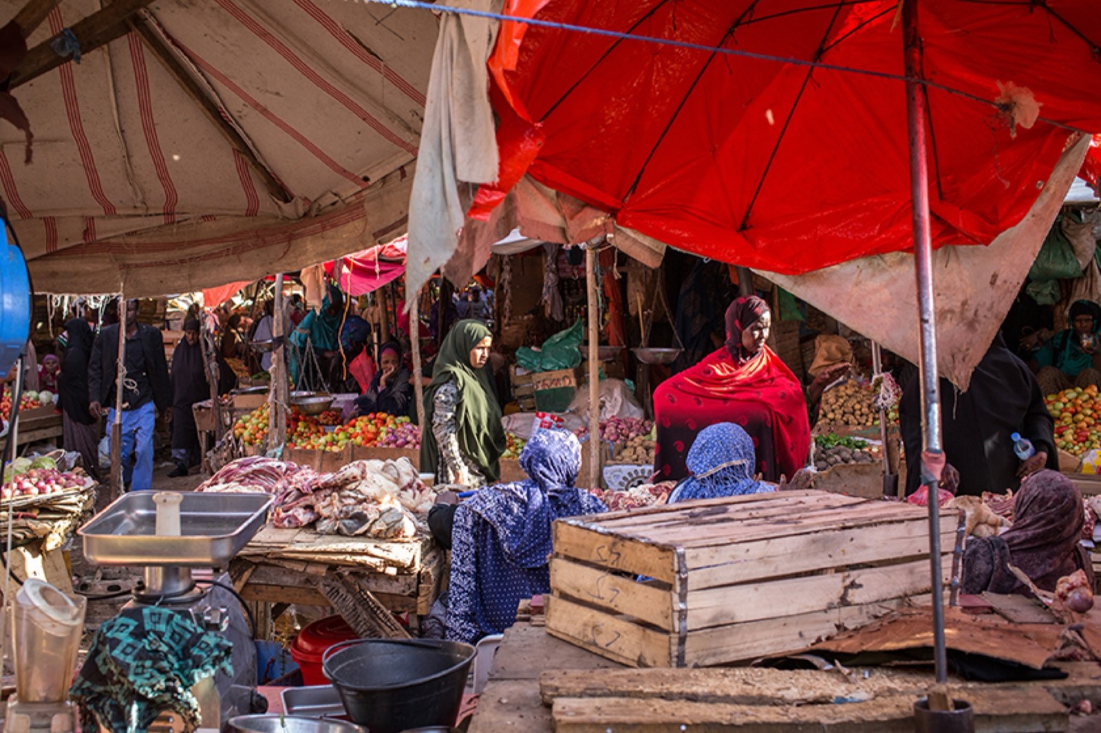NYT, photo 03. A view of the food market in Hargeisa.