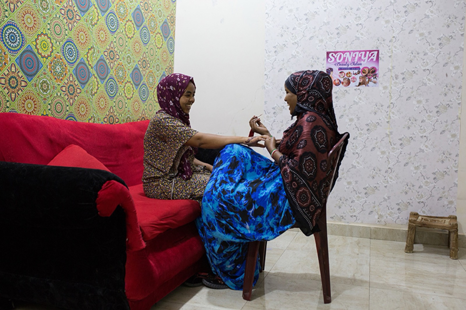 NYT, photo 04. Samiya applies henna for a friend who is going to a wedding in Hargeisa.
